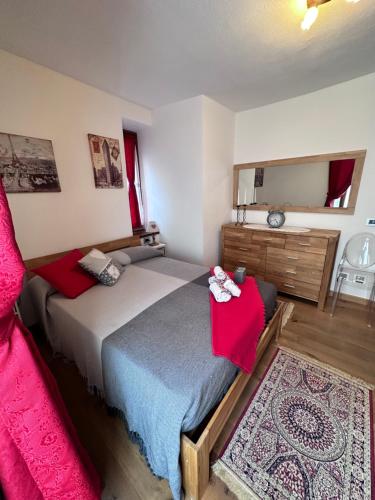 普雷圣迪迪埃Bilocale Centro Pré-Saint-Didier的一间卧室配有一张大床和镜子