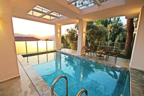 卡斯Villa With a Private Heated Pool, Jacuzzi, Overlooking Spectacular Views Of The Sea的享有房屋景致的游泳池