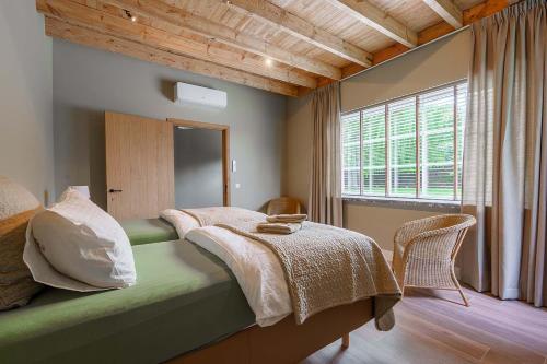 ZarrenHulstehof的一间卧室配有一张带桌子和窗户的床