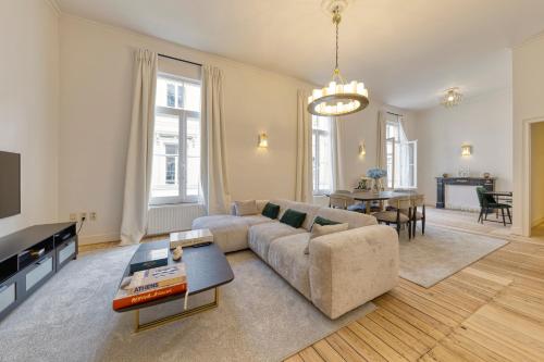 布鲁塞尔Appartement dans l'hypercentre的客厅配有沙发和桌子