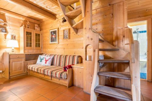 卡纳泽伊Baita Pecol Passo Pordoi的小木屋客厅配有长凳