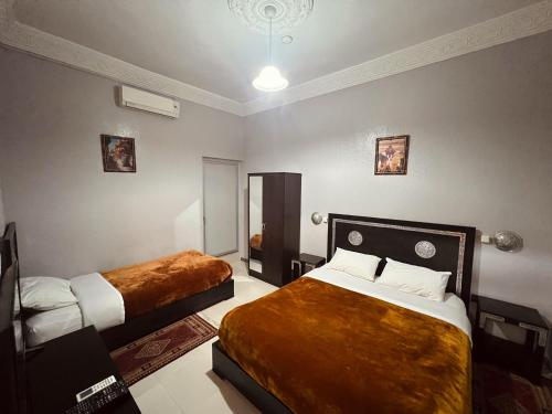 马拉喀什纳吉斯酒店的一间酒店客房,房间内设有两张床