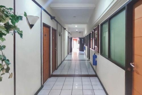 Klandasan KecilHotel Syariah Citra Nusantara Balikpapan的学校大楼里空的走廊,地板有病