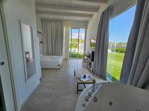 佩斯卡拉Luxury Pool Suites - Città Bianca的酒店客房设有浴缸和卧室。