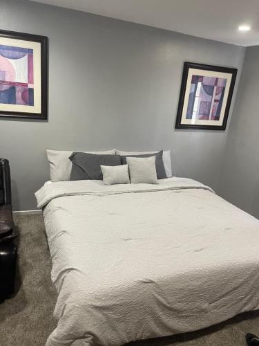 拉斯维加斯Freeman Enterprises LLC的卧室内的一张床铺,墙上有两张照片