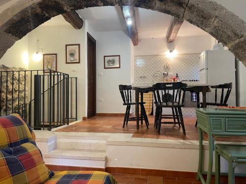 圣斯特凡诺·迪塞斯Terra della Baronia的房屋内带桌椅的客厅