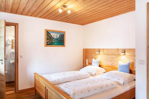 巴特科尔格鲁布Ferienwohnung - Hexi的卧室设有2张床和木制天花板。