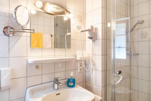 巴特科尔格鲁布Ferienwohnung - Hexi的一间带水槽和淋浴的浴室