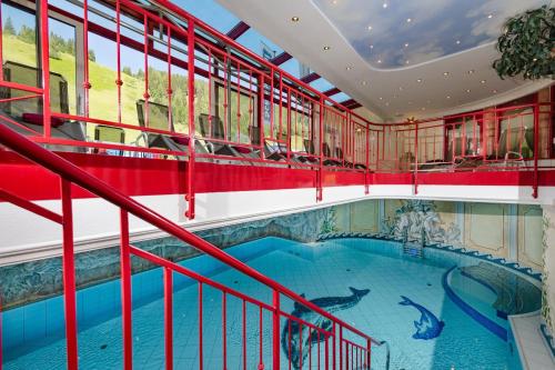 扎奥岑湖早赛火福酒店的大楼内的大型室内游泳池