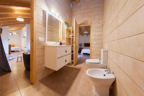 柳奇马约尔Ses cases noves Llucmajor的浴室设有2个卫生间和水槽