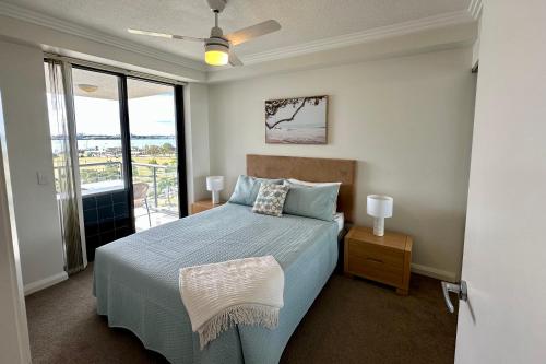 黄金海岸Ocean View Apartment at the heart of Gold Coast的一间卧室设有一张床和一个美景窗户。