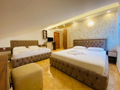 乌尔齐尼罗拉公寓式酒店的酒店客房设有两张床和电视。