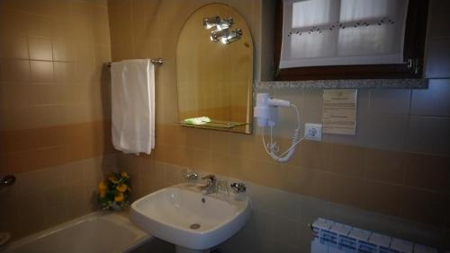 韦尔迪镇金塔多姆秋思农家乐的浴室配有盥洗盆、镜子和浴缸