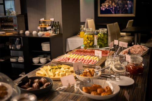 拉科鲁尼亚广场酒店的自助餐,餐桌上供应不同类型的食物