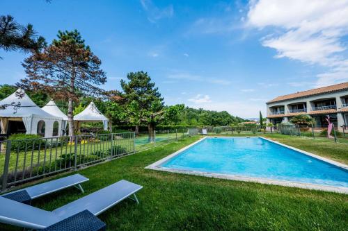 瓦朗斯克莱斯·西拉贝斯特韦斯特优质酒店的一座房子的院子内的游泳池