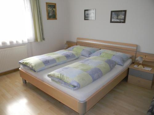 利恩茨Haus Jeller的卧室内的一张带四个枕头的床