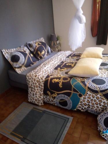 利伯维尔La Chambre de Cosy的一间卧室配有一张带蓝白色毯子的床