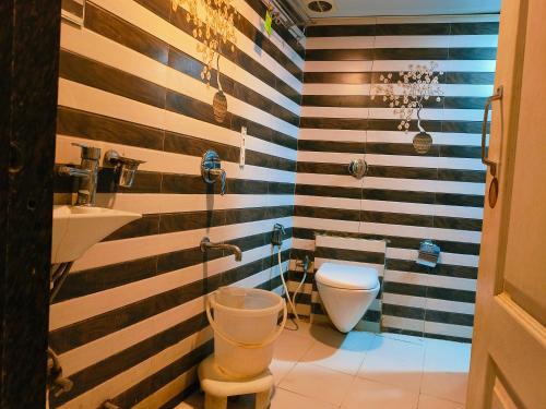 孟买Apex Hotel的一间带卫生间和水槽的浴室