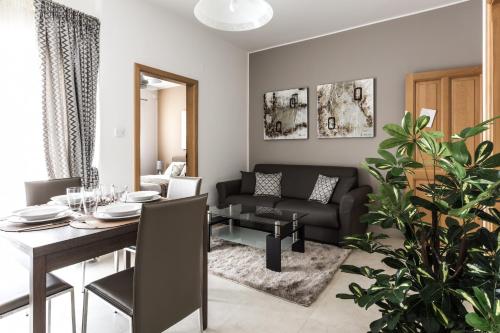 马尔萨斯卡拉临港公寓的客厅配有桌子和沙发
