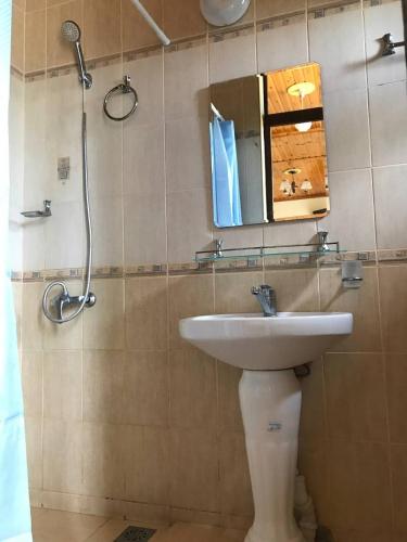 Kaji-SayLegenda Health Resort的一间带水槽、镜子和淋浴的浴室