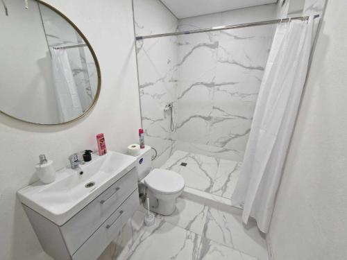帕兰加2rest的白色的浴室设有水槽和镜子