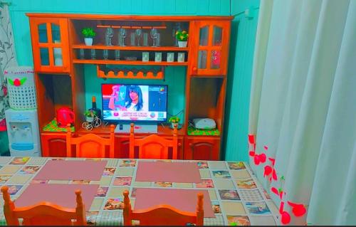 伊瓜苏港Cabaña Teresita的玩具房,配有桌子和电视