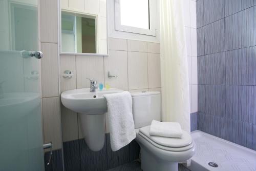 雷夫卡达镇滨海别墅的白色的浴室设有水槽和卫生间。