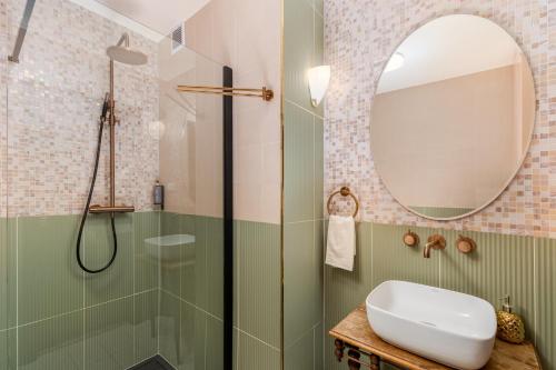 克拉科夫Luxury apartment in a truly PERFECT location的带淋浴、盥洗盆和镜子的浴室
