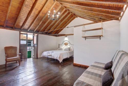 比拉夫洛尔Casa Tajinaste的一间卧室配有一张床和一个沙发
