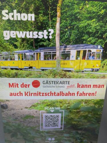 巴特尚道Ferienwohnung Zimmermann的轨道上标有黄色火车的标志