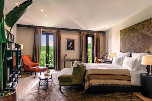 米兰米兰宝格丽酒店的酒店客房设有一张大床和一张书桌。