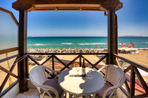 阿默达拉-伊拉克利翁Troulis Seaside的桌椅,享有海滩美景