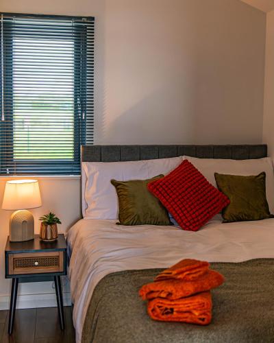 New FerryLough Beg Glamping的一间卧室配有一张床铺,床上铺有红色毯子