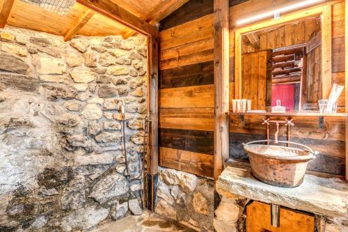 ViggiùVilla Alceo的小木屋内的浴室设有水槽