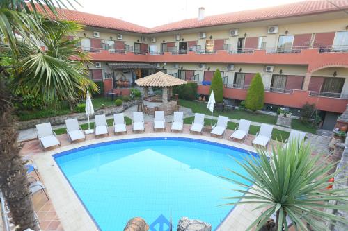 阿菲托斯Hotel Zeus的享有酒店高空的景致,设有游泳池和椅子