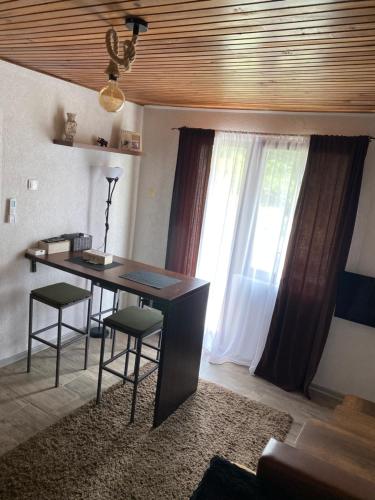 维舍格勒Vikendica sa bazenom的客房设有桌子、椅子和窗户。