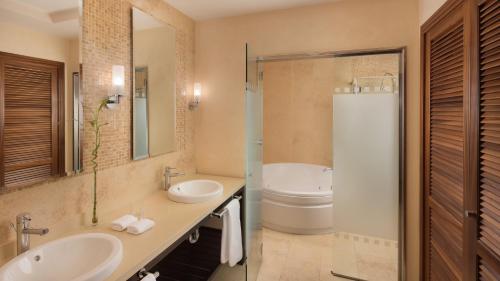 卡勒达德福斯特喜来登富埃特文图拉高尔夫水疗度假酒店的一间带两个盥洗盆和淋浴的浴室