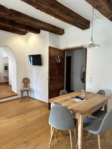 拉纳Landhaus Breitenberg的一间带木桌和椅子的用餐室