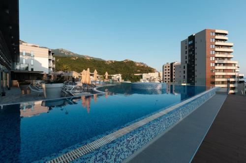 布德瓦Eurostars Queen of Montenegro的城市里的一个蓝色海水游泳池