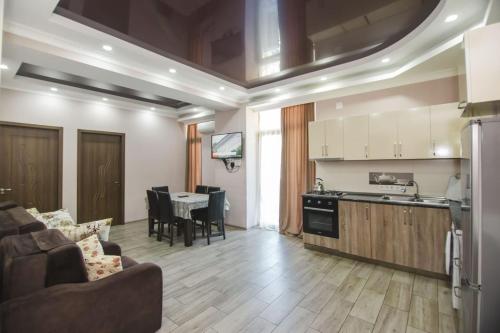 高尼奥Two Bedroom Apartment With Balcony In Gonio Beach的厨房以及带沙发和桌子的客厅。