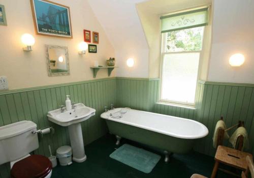 牛顿莫尔Cluny Mains的绿色浴室设有浴缸和水槽