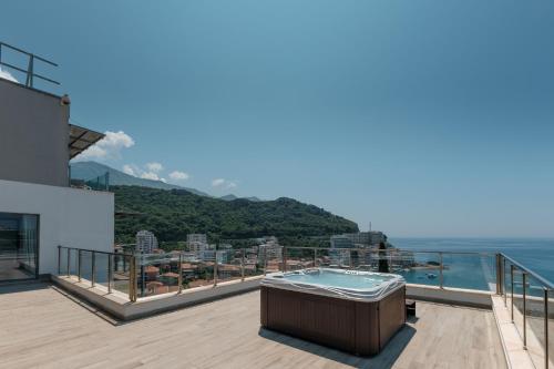 布德瓦Eurostars Queen of Montenegro的阳台上的热水浴缸,享有海景