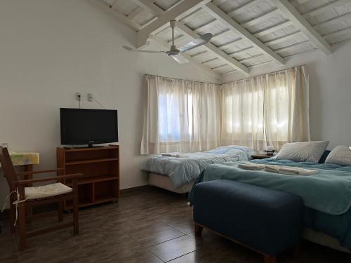拉库布蕾ApartHosteriaPlaza的一间卧室配有两张床和一台平面电视