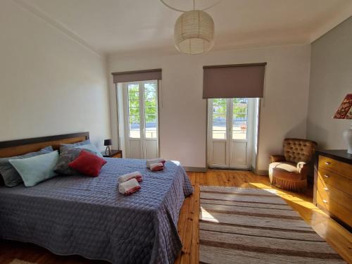 阿尔科巴萨Casa Mosteiro的一间卧室配有一张带两个枕头的床