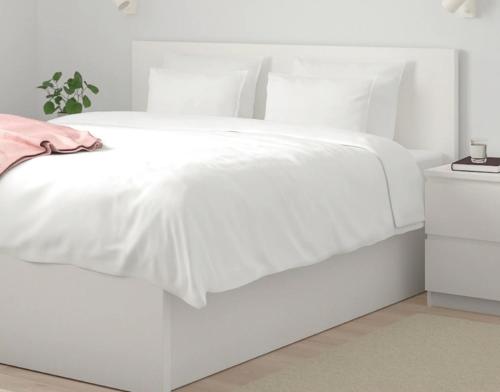 莫莱拉Primera Linea de Playa的白色的床、白色床单和枕头