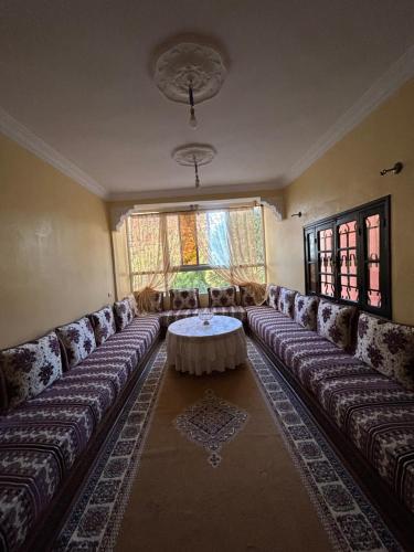 马拉喀什Appartement avec belle vue à ourika Oulmes的客厅配有沙发和桌子