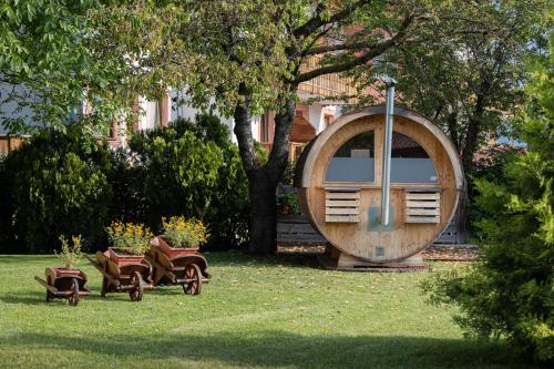 卡瓦雷诺Piccolo Orso Bruno的两辆玩具车和圆形建筑的院子