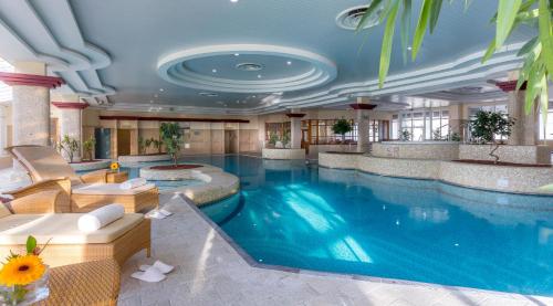 百利科内尔斯利福罗赛尔酒店的酒店大堂的大型游泳池