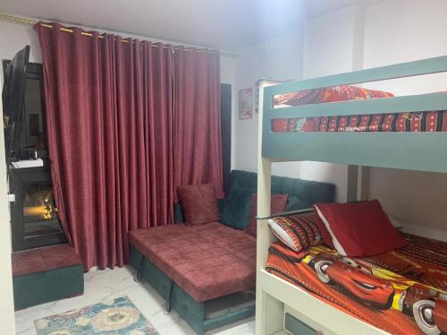 塞得港Porto said的一间卧室配有一张双层床和一张双层床及长凳