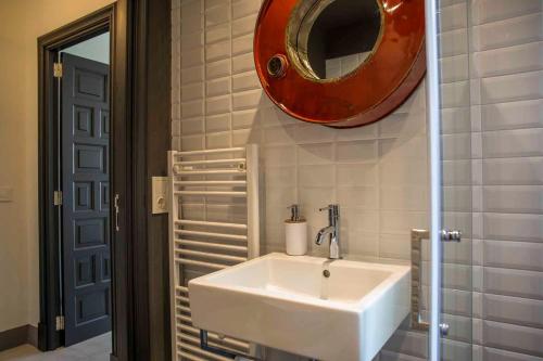 马略卡岛帕尔马Villa Margarita的浴室设有水槽和墙上的镜子